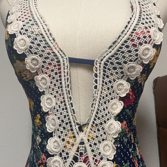 TARGET/MOSSIMO NWT SIZE S NAVY FLORAL CROCHET PLUNGE V-NECK ONE-PIECE SWIMSUIT - Picture 8 of 11